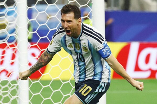 Fonte do Cowboys pede que Jerry Jones contrate Lionel Messi enquanto a lenda do futebol leva a Argentina à fase FIFA WC KO com 2 gols contra a Áustria