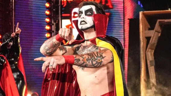 Estrela da WWE repentinamente eletrocutada depois que mais dois sofreram lavagem cerebral no SmackDown por Danhausen