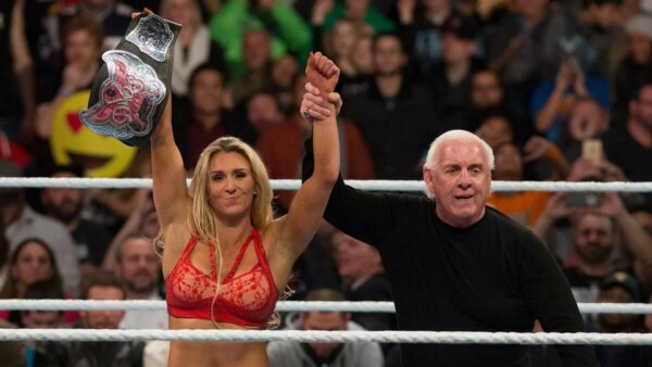 Charlotte Flair envia uma mensagem emocionante para seu pai, Ric Flair