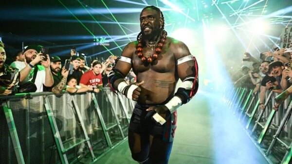 QUEBRANDO: Oba Femi se prepara para se juntar ao 6 vezes campeão mundial da WWE pela primeira vez