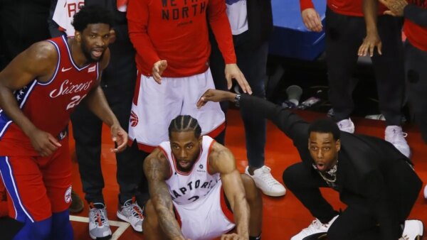 Relatório: Clippers negociando Kawhi Leonard para Raptors
