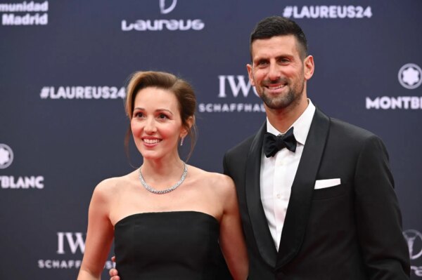 ASSISTIR: Novak Djokovic e sua esposa Jelena trocam um beijo romântico enquanto Serb dá uma grande festa noturna para seu aniversário