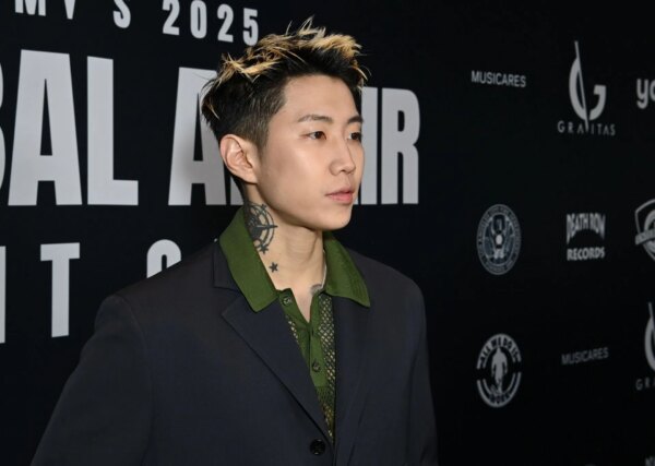 A foto de Jay Park vestindo um tanque com bandeira confederada é real? Postagem do Viral X desmascarada