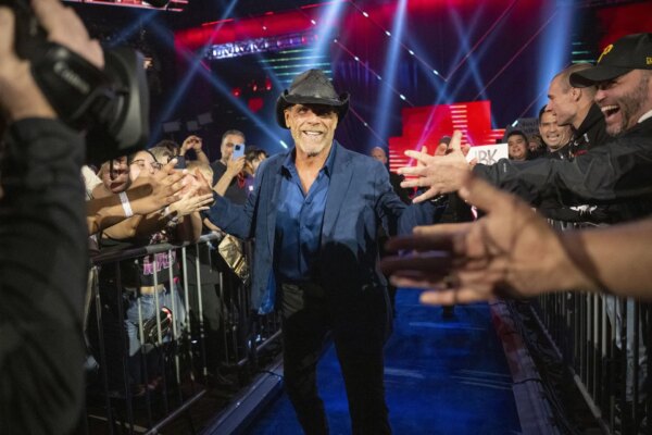 Estrela da WWE de 27 anos revela que foi liberada clinicamente após ruptura do LCA há quase um ano