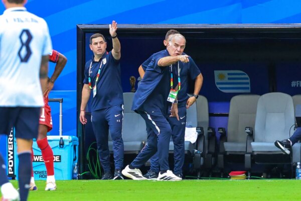 Jogadores uruguaios conversam com Marcelo Bielsa horas antes do confronto crucial da Copa do Mundo da FIFA contra a Espanha: relatórios