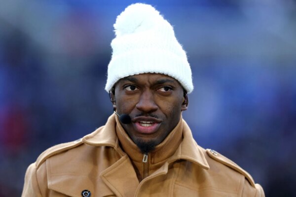 “Sabia imediatamente que algo estava errado”: ​​Robert Griffin III escapa de uma grande tragédia de voo enquanto o ex-QB da NFL revela eventos traumatizantes