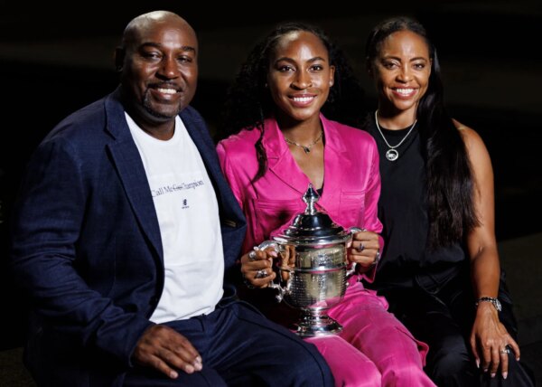 ASSISTIR: A mãe de Coco Gauff, Candi, e o pai Corey roubam o show depois que American força os pais a dançar com ela na preparação para Wimbledon