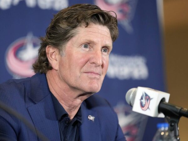 NHL libera Mike Babcock para retornar após investigação