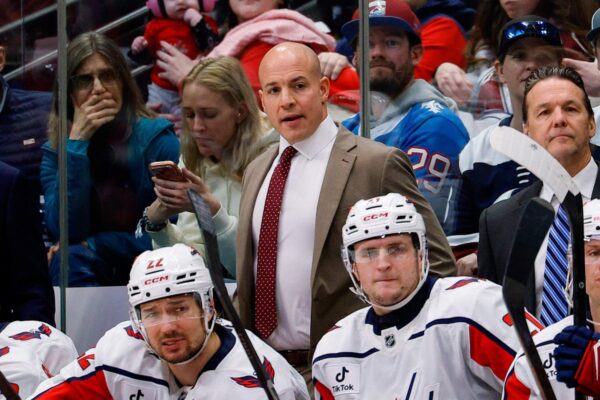 Capitals assinam com o técnico Spencer Carbery para prorrogação de contrato