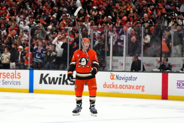 Os direitos do defensor comercial do Anaheim Ducks, John Carlson, sobre os Carolina Hurricanes