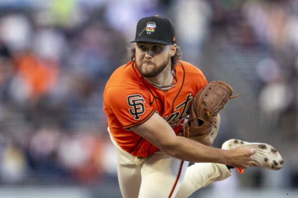Buster Posey aborda a controvérsia da Noite do Orgulho dos Giants, mas se recusa a responder a perguntas