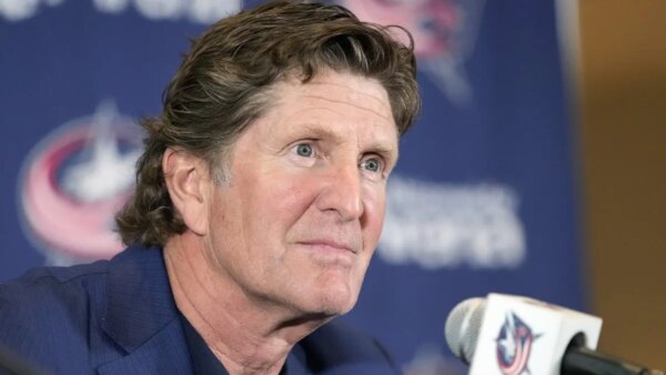 NHL libera Mike Babcock para retornar ao treinamento