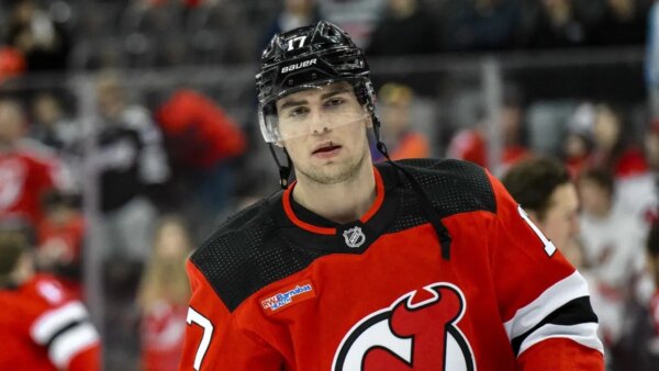 Relatórios: Devils negociando D Simon Nemec para Flames
