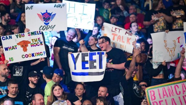 ‘Explodir seu traseiro’, Superstar ferido da WWE dispara de volta para um fã