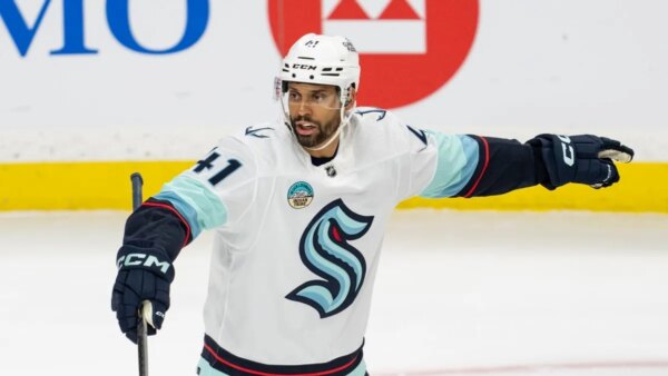 F Pierre-Edouard Bellemare se aposenta após 700 jogos