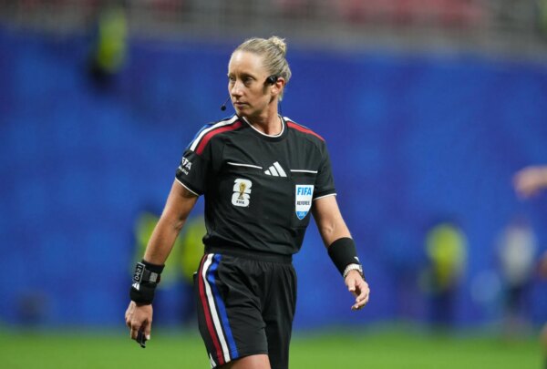 Quem é o árbitro do jogo Tcheca x África do Sul? Conheça Tori Penso, a primeira mulher americana a comandar uma partida masculina da Copa do Mundo da FIFA