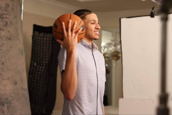 ‘Explosivo’ Cameron Carr traz capacidade atlética para um time do Lakers que faltou na temporada passada