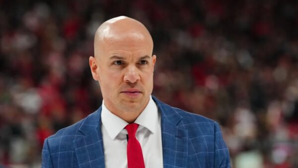 O técnico do Capitals, Spencer Carbery, assina extensão de vários anos