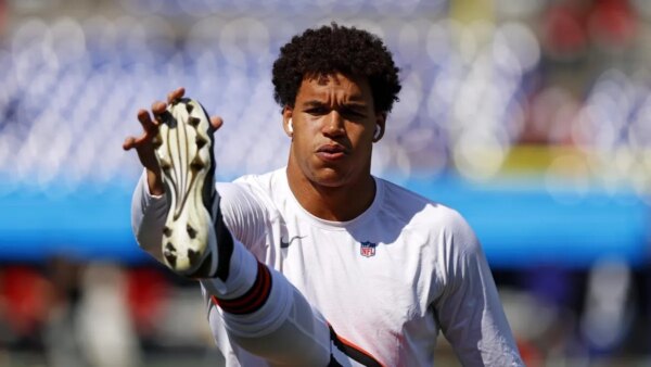 O ex-escolhido do primeiro turno Joe Tryon-Shoyinka se aposenta aos 27 anos