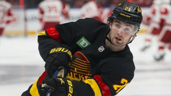 Predadores adquirem F Nils Hoglander do Canucks