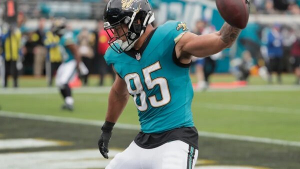 Relatórios: Jags concordam em acordo de 3 anos e US$ 48 milhões com TE Brenton Strange