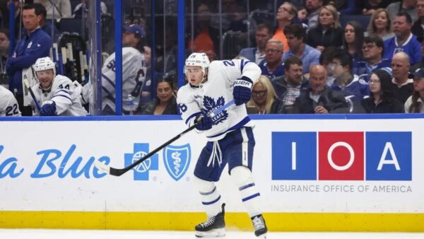Maple Leafs recontratam D Troy Stecher para contrato de 2 anos
