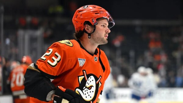 Ducks trocam Mason McTavish por Blues por 2 jogadores do primeiro turno