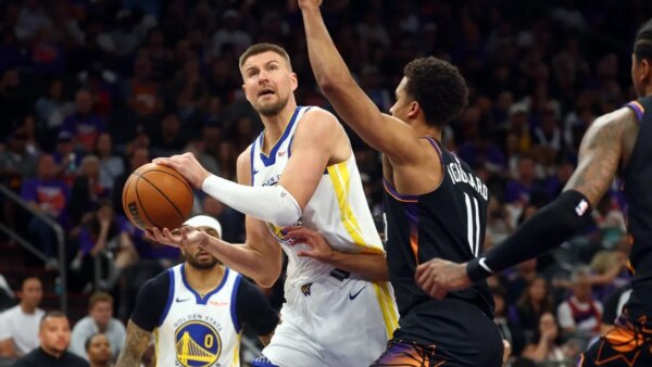 Relatório: Kristaps Porzing vai ficar com o Warriors em um contrato de 2 anos e US$ 40 milhões