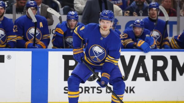 Blackhawks trocam a 4ª escolha geral com Sabres por D Bowen Byram