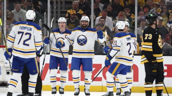 Sabres enviam Alex Tuch para Caps em acordo de assinatura e troca