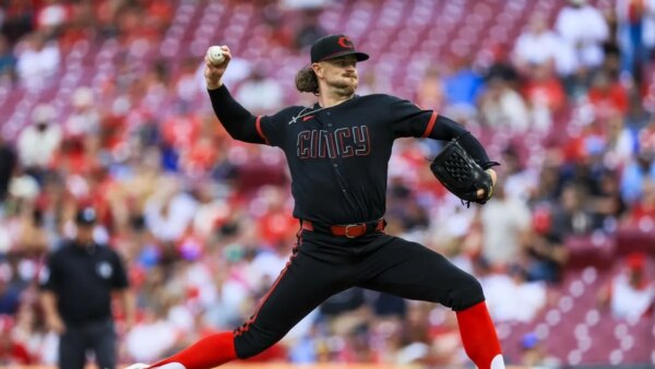 Texas Rangers contrata RHP Chris Paddack e promove Cameron Cauley