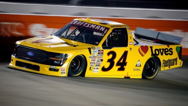 Layne Riggs vence a corrida de estreia do caminhão NASCAR na Base Naval de Coronado