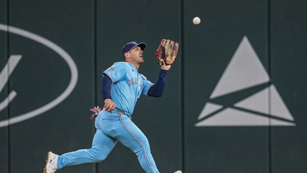 Jays ativa CF Daulton Varsho; RHP Shane Bieber esperado de volta na segunda-feira