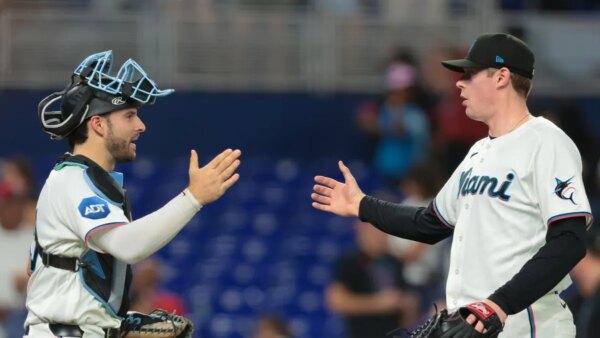 Cenário colorido para Marlins quentes recebendo Rangers, fãs escoceses e cães