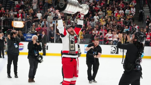 Nicolas Deslauriers, do Hurricanes, assina contrato durante desfile