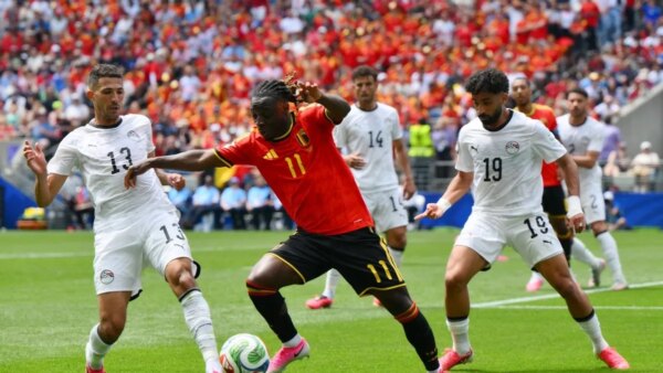 O desejo de Jeremy Doku de se despedir da seleção belga por causa do bebê atrai críticos