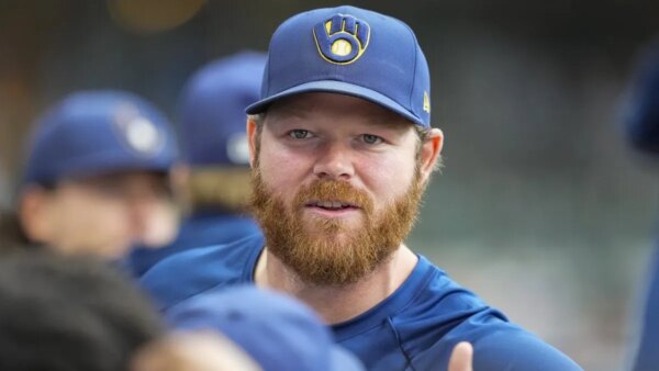 Brandon Woodruff brilha em troca enquanto os Brewers derrotam os Reds em 10