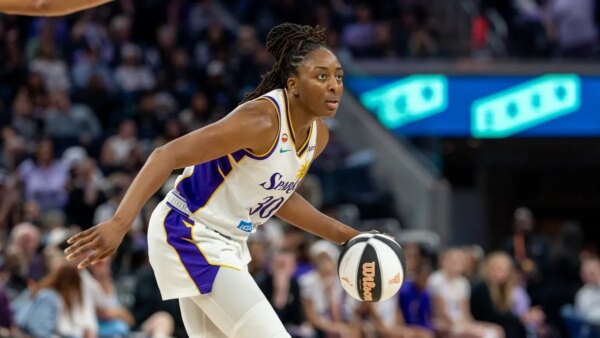 A cesta de três pontos da estrela do Sparks, Nneka Ogwumike, bate a campainha, Liberty