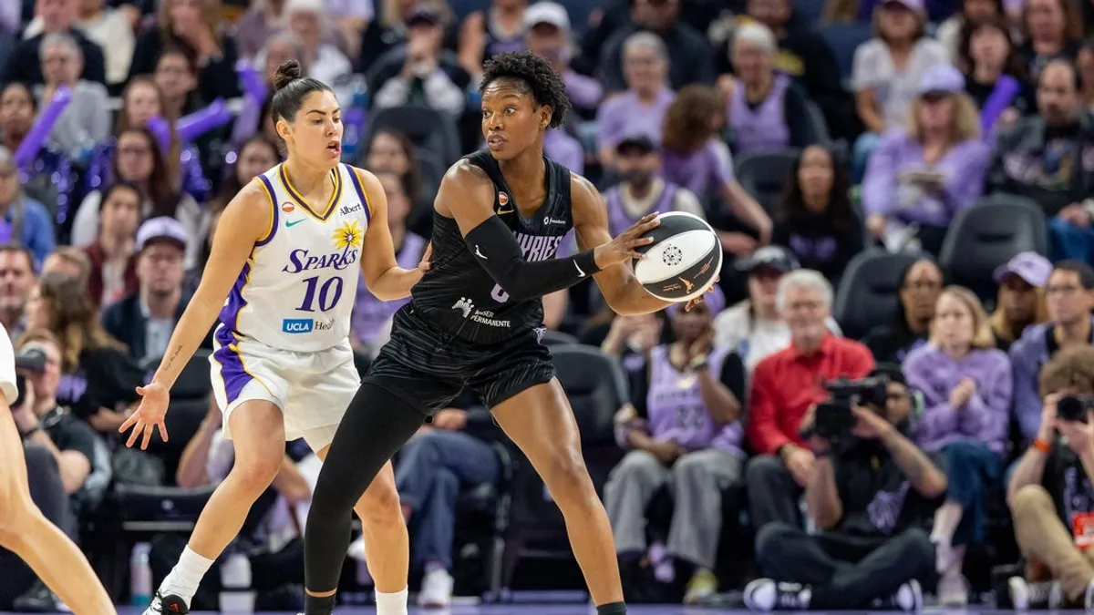 Valquírias mantêm Kelsey Plum sob controle e explodem faíscas
