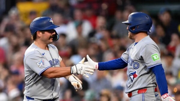 Davis Schneider espera ter encontrado respostas enquanto os Blue Jays visitam o Red Sox