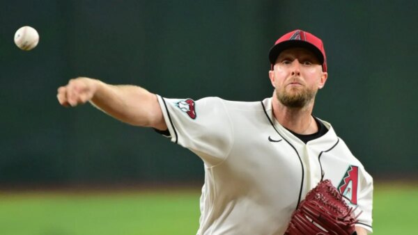 Merrill Kelly, dos D-backs, se esforça para impedir a queda na abertura contra as cartas