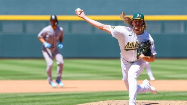 Atletismo DFA RHP Scott Barlow, promove Joey Meneses