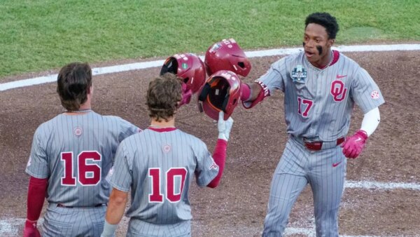 Dasan Harris homenageia duas vezes contra a Geórgia enquanto Oklahoma chega às finais do MCWS
