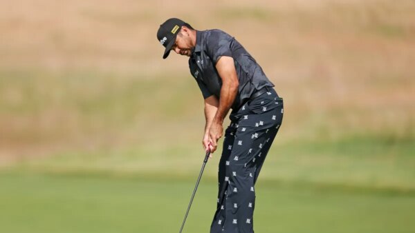 Jason Day (atrás) desiste do US Open