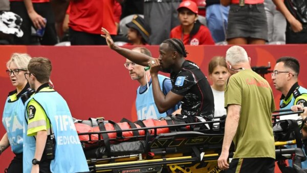 Ismael Kone, do Canadá, sofreu uma lesão na perna na vitória sobre o Catar