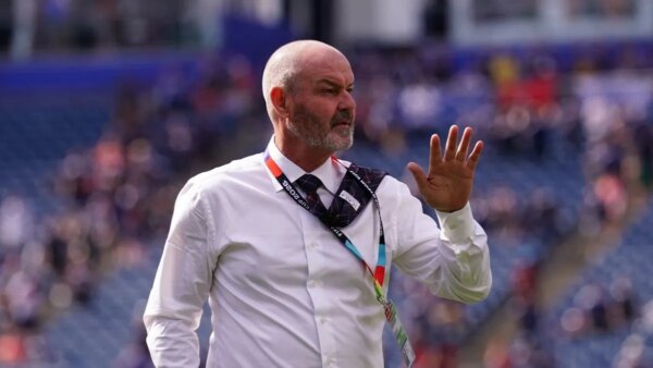 O técnico da Escócia, Steve Clarke, deixa o cargo após eliminação na Copa do Mundo