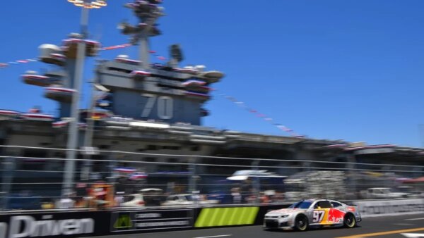 A maravilha do percurso de estrada Shane van Gisbergen conquista a pole em San Diego