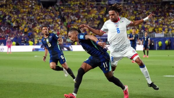 Raphinha (perna) do Brasil sai da partida contra o Haiti