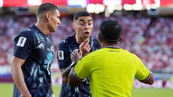 Miguel Almiron, do Paraguai, recebe cartão vermelho por cobrir a boca