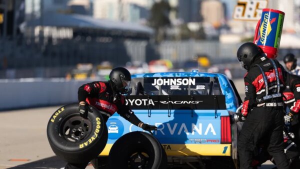 Caderno NASCAR: Jimmie Johnson é surpreendido por agressividade em corrida de caminhões